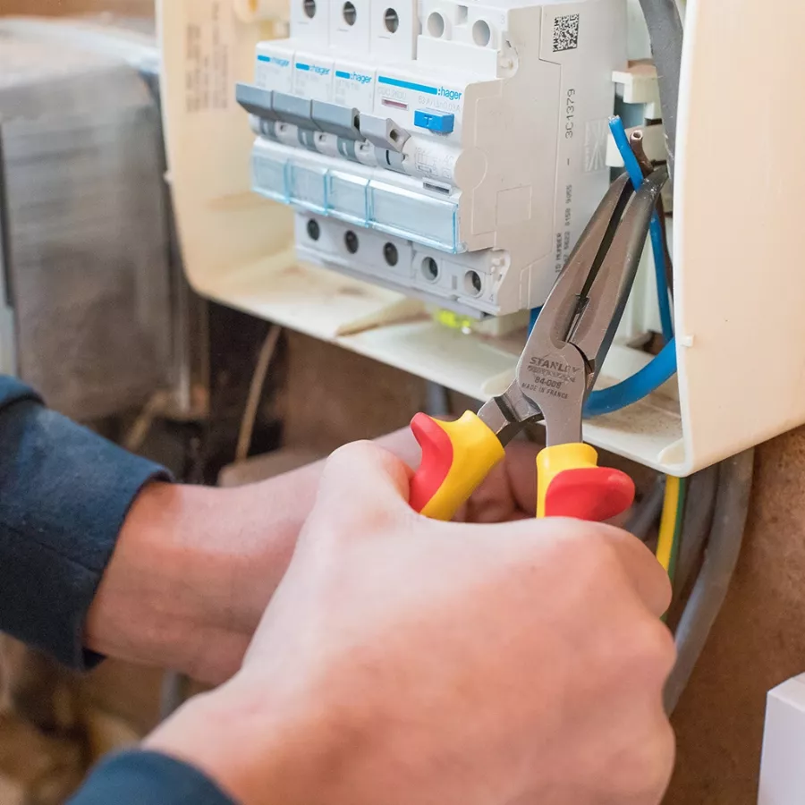 Pince à Bec Demi-rond Long Coudé Isolée 1000V STANLEY 200 Mm - 0-84-008 4 Pince à Bec Demi-rond Long Coudé Isolée 1000V STANLEY 200 Mm - 0-84-008 - Image 2